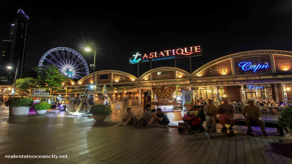 Asiatique The Riverfront เป็นแหล่งท่องเที่ยวและไลฟ์สไตล์มอลล์ริมแม่น้ำเจ้าพยาที่โดดเด่นในกรุงเทพมหานคร ตั้งอยู่บนถนนเจริญกรุง เขตบางคอแหลม บนพื้นที่ของท่าเรือเก่าของบริษัทอีสต์เอเชียติก