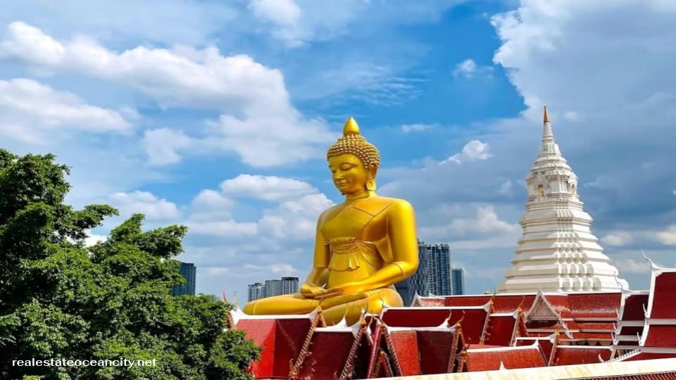 วัดปากน้ำ ภาษีเจริญ เป็นพระอารามหลวงชั้นตรี ชนิดสามัญ ตั้งอยู่ริมคลองบางกอกใหญ่ เขตภาษีเจริญ กรุงเทพมหานคร วัดแห่งนี้มีความเก่าแก่ สร้างขึ้นตั้งแต่สมัยกรุงศรีอยุธยาตอนกลาง (ประมาณ พ.ศ. 2031–2172)