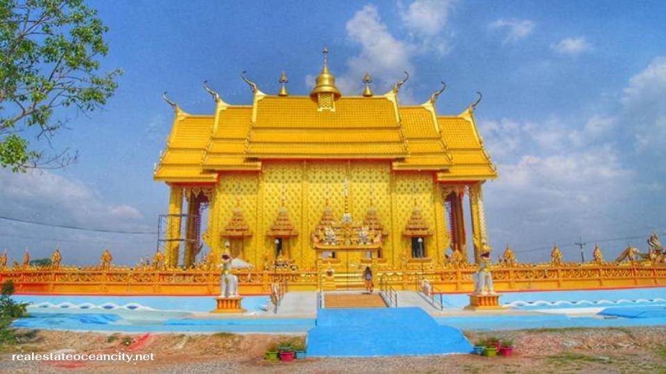 วัดท่ามะกอก ตั้งอยู่ในตำบลพังราด อำเภอแกลง จังหวัดระยอง เป็นวัดราษฎร์สังกัดคณะสงฆ์ฝ่ายมหานิกาย ได้รับอนุญาตให้สร้างวัดเมื่อวันที่ 30 กรกฎาคม พ.ศ. 2528 และตั้งเป็นวัดอย่างเป็นทางการเมื่อวันที่ 12 กรกฎาคม พ.ศ. 2531