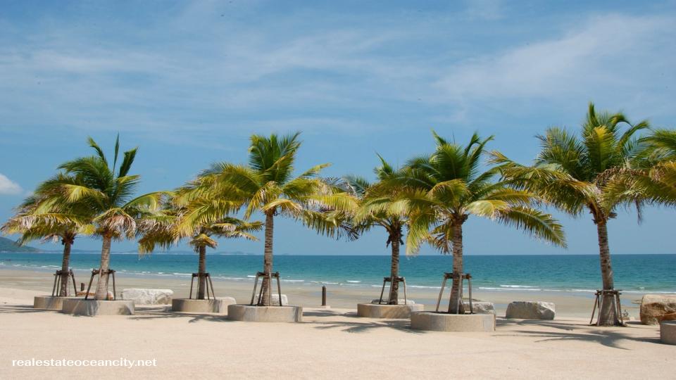 หาดแม่รำพึง เป็นชายหาดที่มีชื่อเสียงของจังหวัดระยอง ตั้งอยู่ในตำบลตะพง อำเภอเมืองระยอง ห่างจากตัวเมืองประมาณ 11 กิโลเมตร ชายหาดแห่งนี้มีความยาวประมาณ 12 กิโลเมตร 