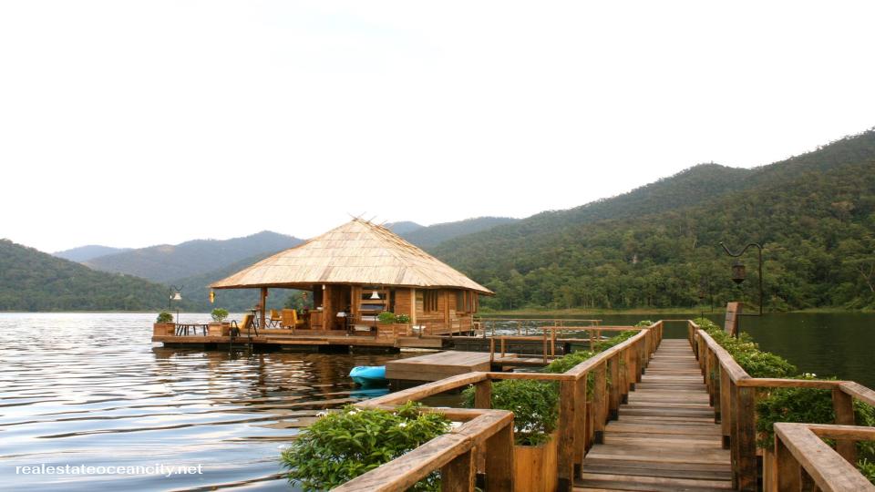 เขื่อนแม่งัดสมบูรณ์ชล (Mae Ngat Somboon Chon Dam) ตั้งตระหง่านอยู่ท่ามกลางขุนเขาและป่าไม้เขียวขจีในเขตอุทยานแห่งชาติศรีลานนา อำเภอแม่แตง จังหวัดเชียงใหม่