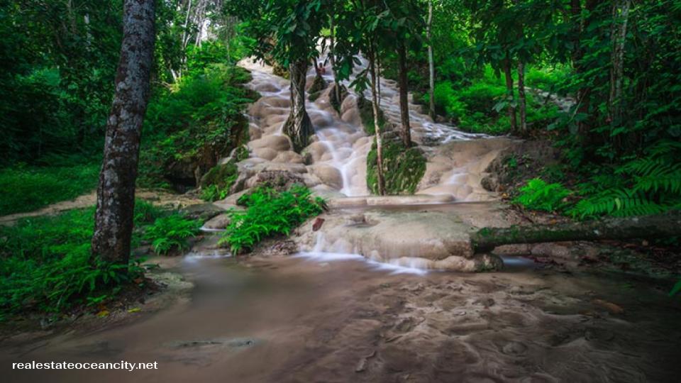 น้ำตกบัวตองและน้ำพุเจ็ดสี ตั้งอยู่ในเขตอุทยานแห่งชาติศรีลานนา อำเภอแม่แตง จังหวัดเชียงใหม่ ห่างจากตัวเมืองเชียงใหม่ไปทางเหนือประมาณ 60-70 กิโลเมตร