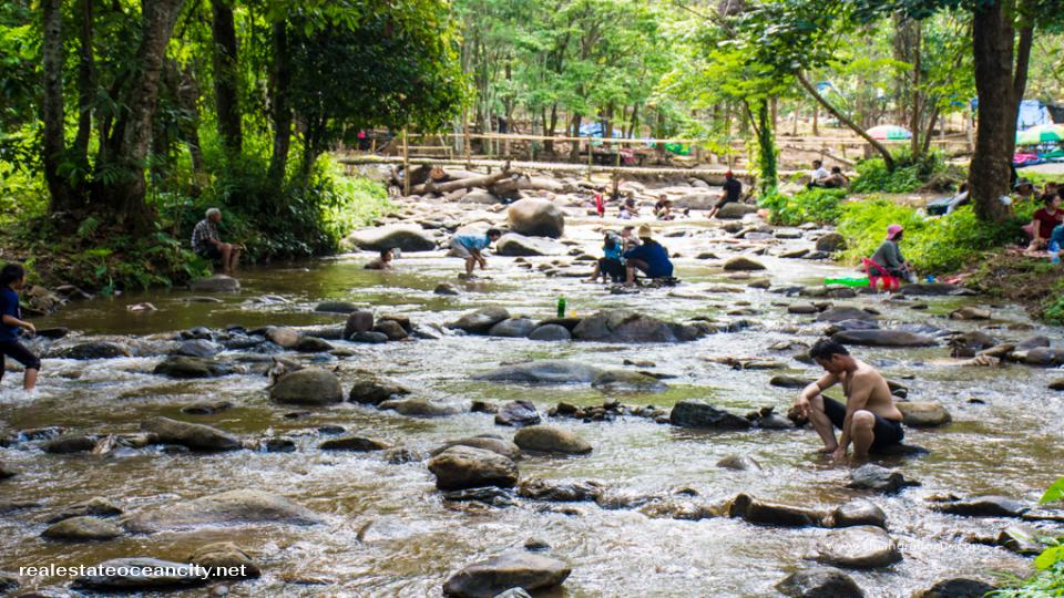 น้ำตกปูแกง ตั้งตระหง่านอย่างสง่างามในเขตอุทยานแห่งชาติถ้ำผาไท อำเภอแม่ใจ จังหวัดพะเยา แม้จะไม่ใช่ชื่อที่คุ้นหูในหมู่นักท่องเที่ยวทั่วไปมากนัก