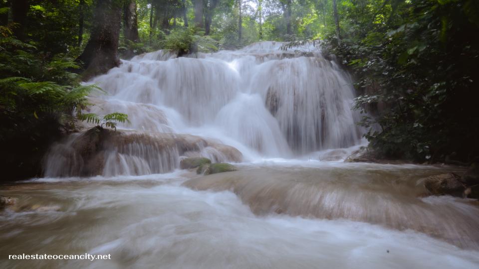 น้ำตกขุนกรณ์ ตั้งตระหง่านอยู่ท่ามกลางผืนป่าอันอุดมสมบูรณ์ในเขตอุทยานแห่งชาติลำน้ำกก-น้ำตกขุนกรณ์ อำเภอเมือง จังหวัดเชียงราย