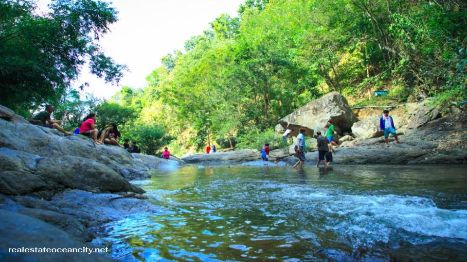 น้ำตกศิลาเพชร ตั้งตระหง่านอย่างเงียบสงบในเขตอุทยานแห่งชาติศรีน่าน อำเภอเวียงสา จังหวัดน่าน ห่างจากตัวเมืองน่านไปทางใต้ประมาณ 20 กว่ากิโลเมตร