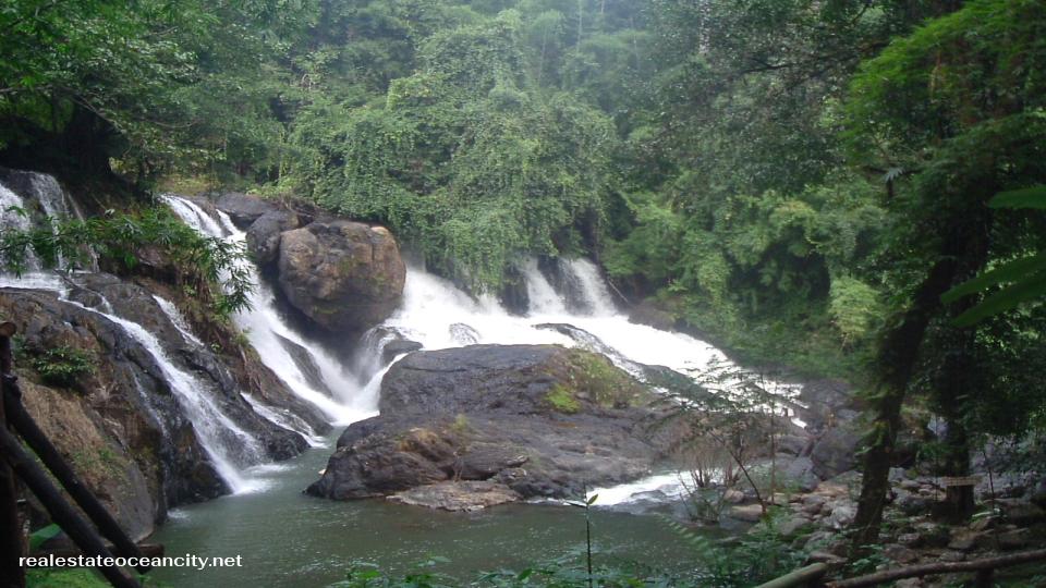 น้ำตกผาเสื่อ ตั้งตระหง่านอย่างสง่างามในเขตอุทยานแห่งชาติถ้ำปลา-น้ำตกผาเสื่อ อำเภอเมือง จังหวัดแม่ฮ่องสอน ห่างจากตัวเมืองแม่ฮ่องสอนไปทางเหนือประมาณ 17 กิโลเมตร